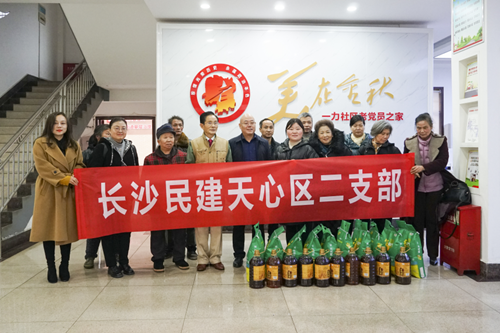 扶贫帮困进社区  老年支部献爱心