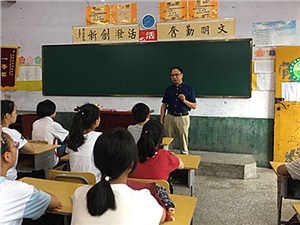 天心区工委第14次赴桑植看望民建班学生