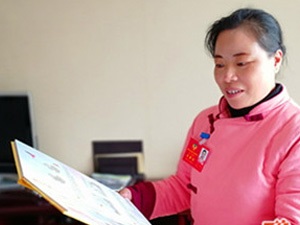 （红网专访会员李雪梅）特殊礼物：委员李雪梅两会期间为自己寄出女书邮票作品