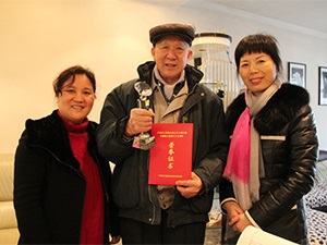 市委会上门慰问会龄超50年的老会员