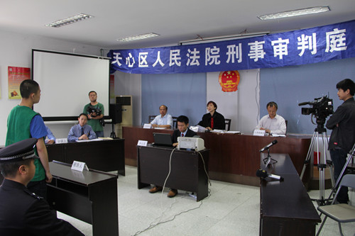 庭审进社区 法律入人心——天心区工委开展坚持和发展中国特色社会主义学习实践活动