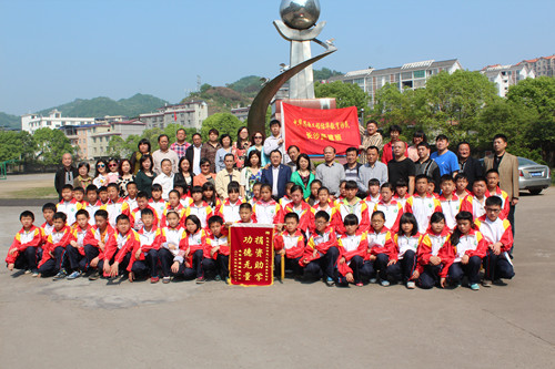 民建天心区工委赴桑植县看望慰问“思源佑华教育移民长沙民建班”