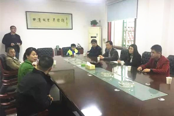 法工委主任张治梧风雨无阻率队送法律下乡
