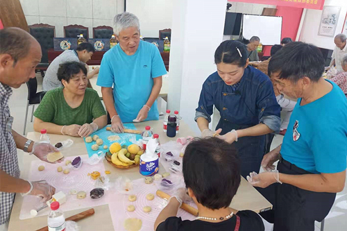 做月饼，庆中秋